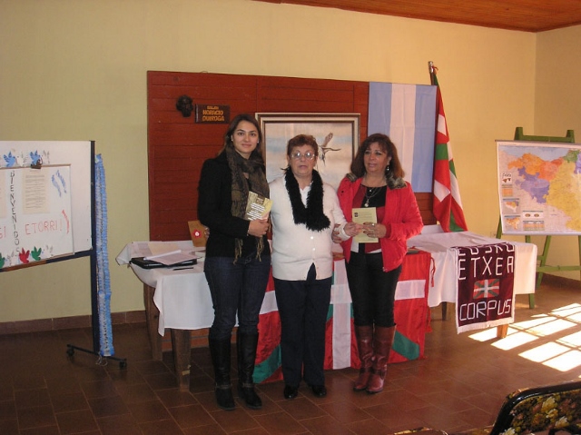 Olga Rosa Leiciaga Elordi (en el centro), en un reparto de premios del Concurso de Relatos Asombrosos